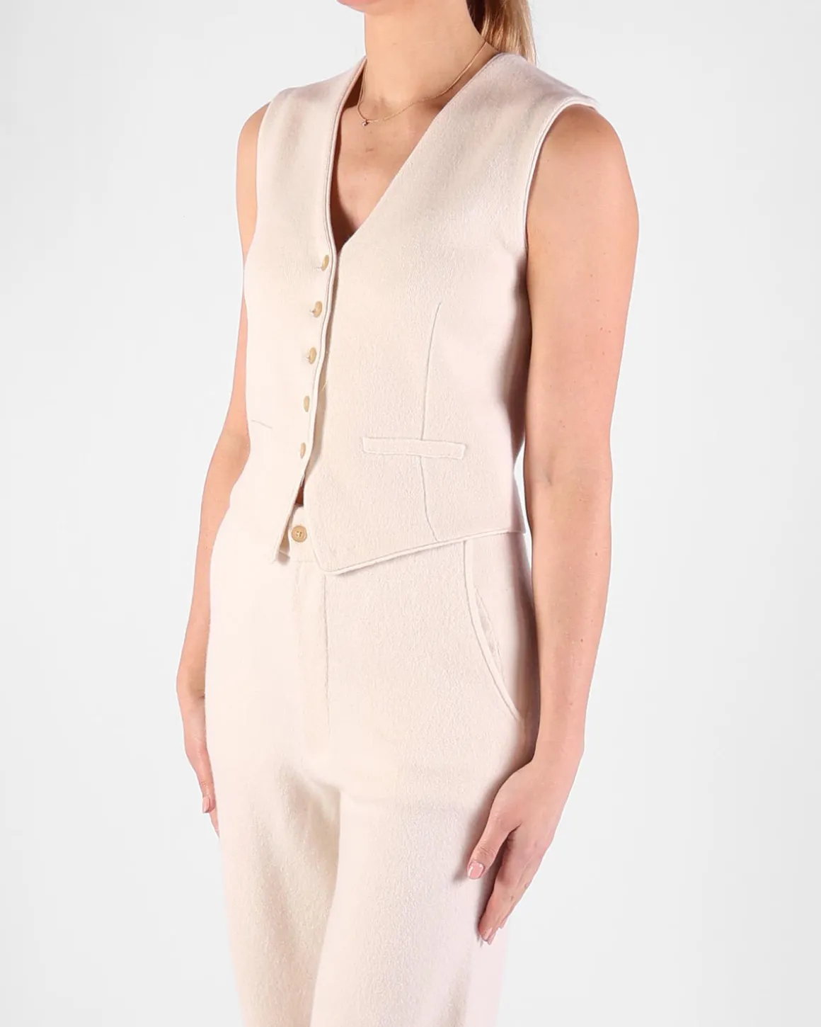 guest_in_residence_gilets_1.webp GUEST IN RESIDENCE Gilets